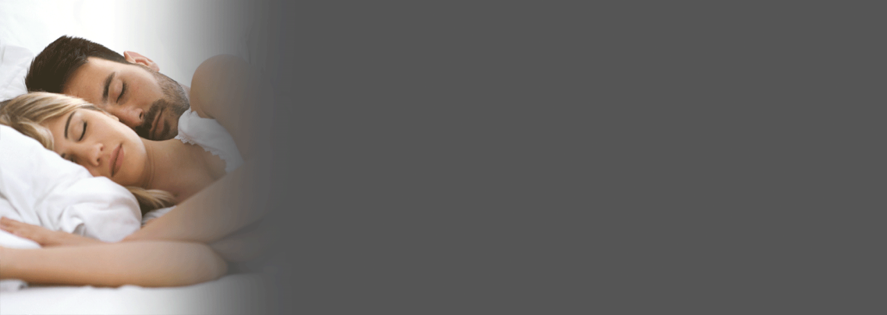 Pāris mierīgi guļ