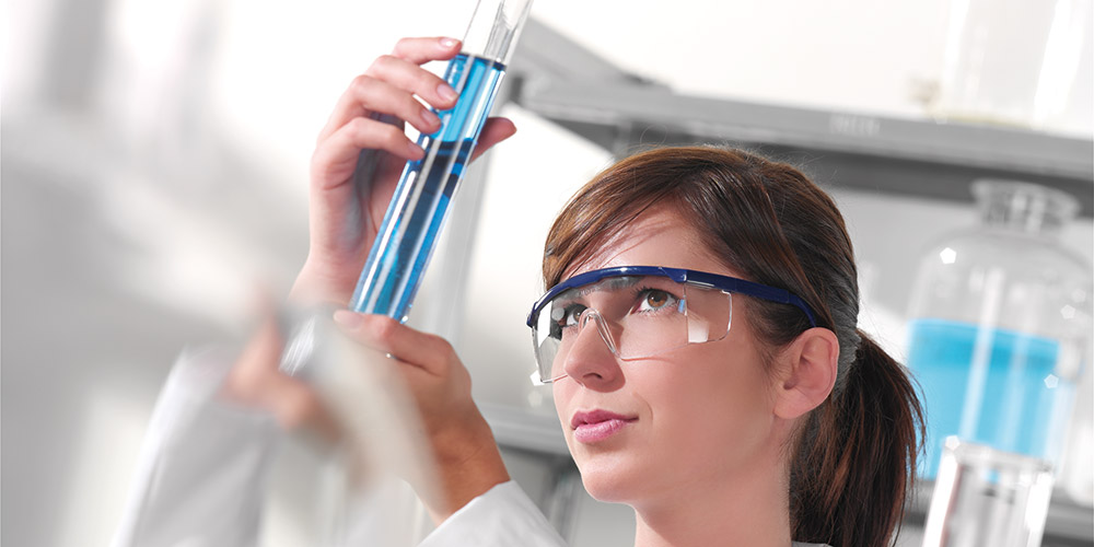 Sieviete strādā laboratorijā