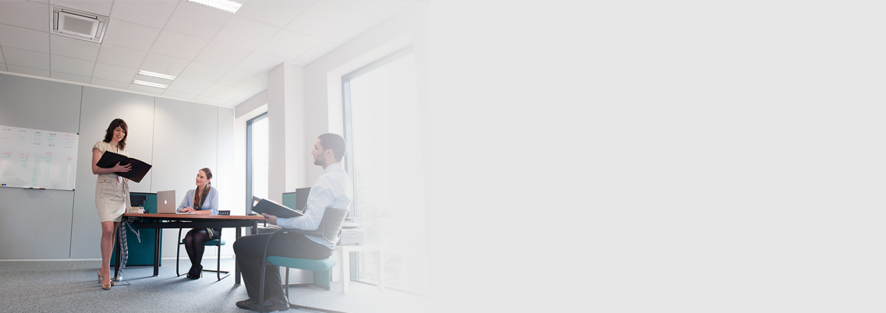 Trīs cilvēki piedalās sapulcē birojā