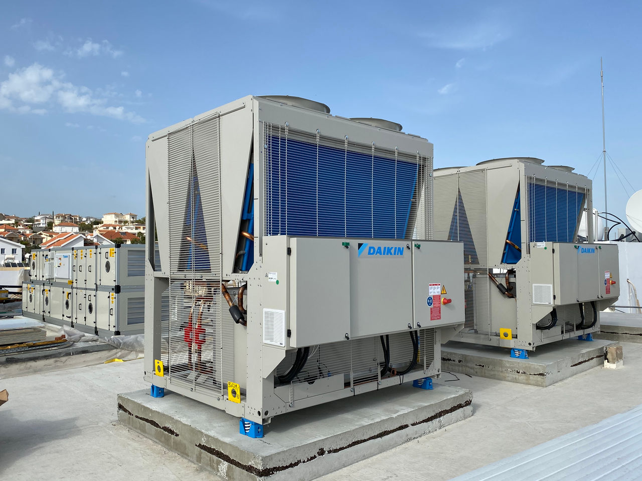 Uz ēkas uzstādīta HVAC ierīce