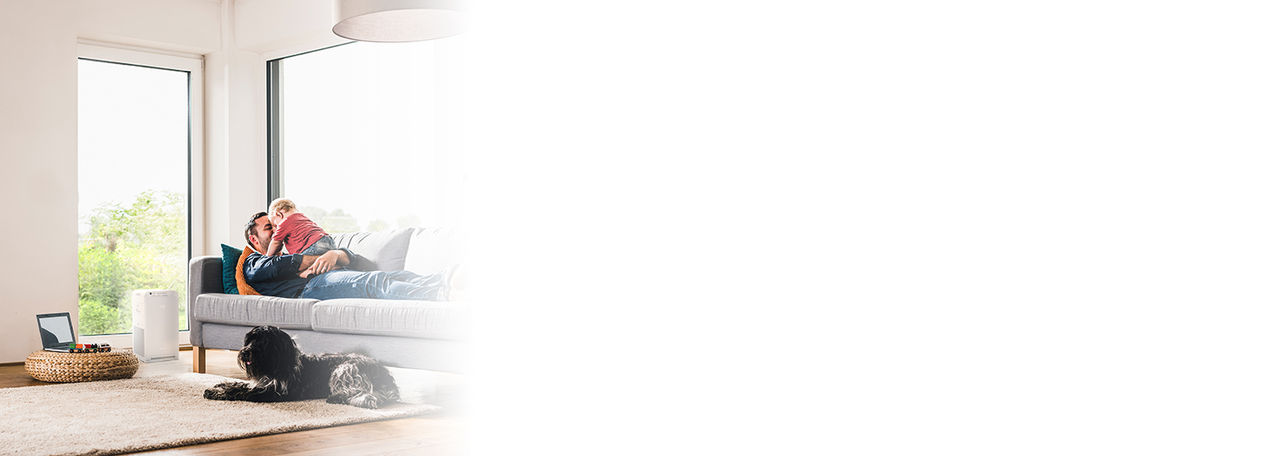 Tēvs ar bērnu dīvānā